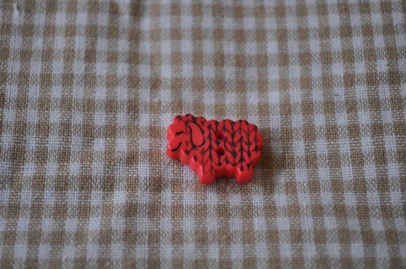 Knopf Schaf rot