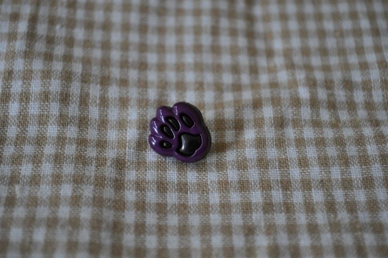 Knopf Pfote lila/braun