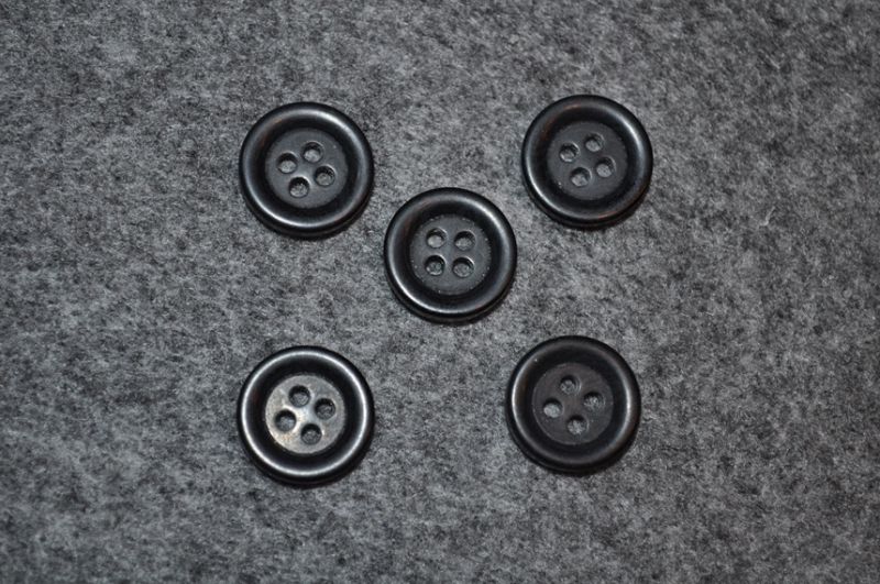 Knopf 15mm 4-Loch Schwarz