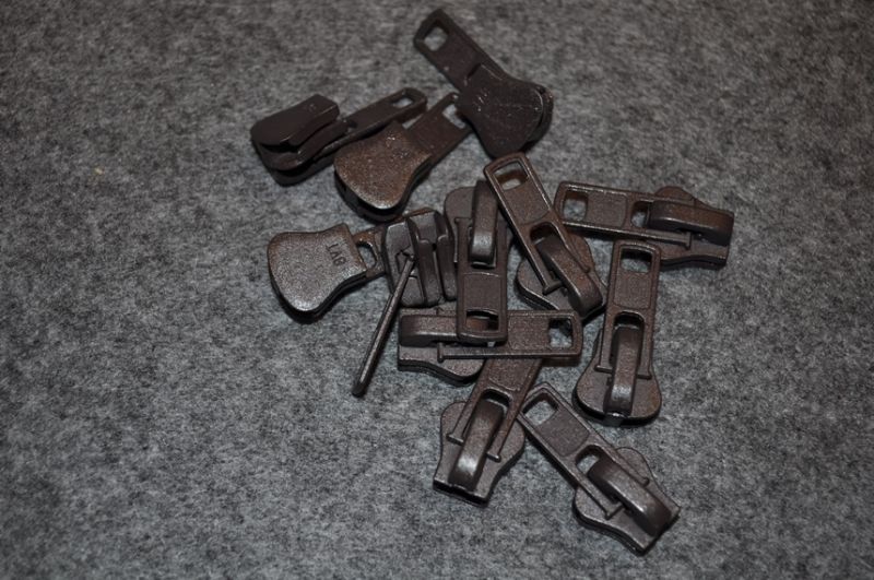 1 Schieber/Zipper 8mm Reißverschluss dunkelbraun