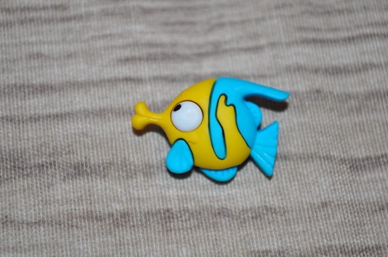 Knopf Fisch türkis/gelb