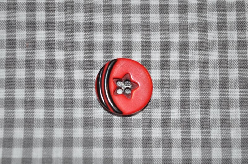 Knopf sterne und streifen rot