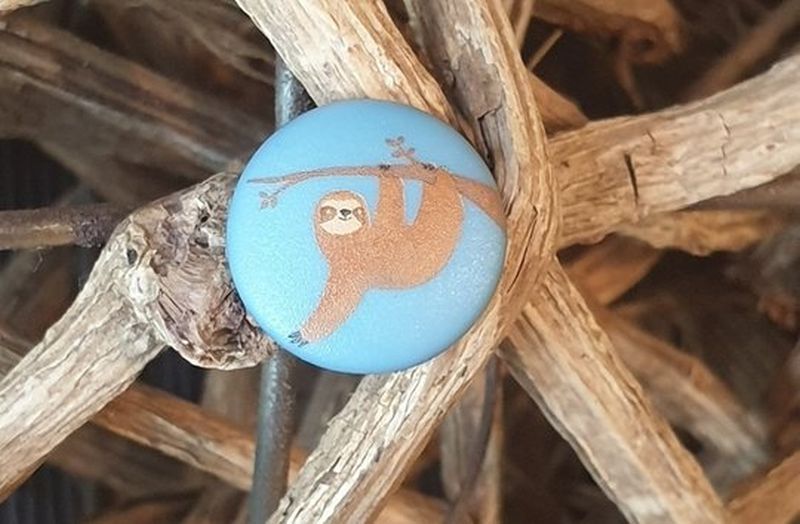 Polyesterknopf Öse Faultier blau