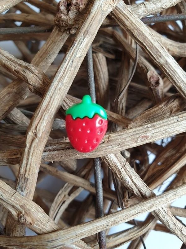 Polyesteknopf Erdbeere 15mm