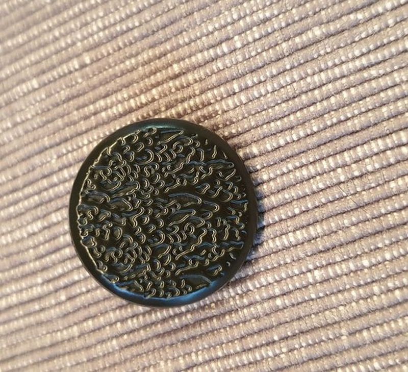 Metallknopf Schwarz mit Prägung