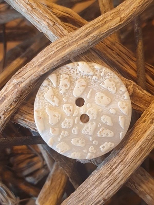 Knopf 18mm 2-Loch Polyester Steinoptik ecru