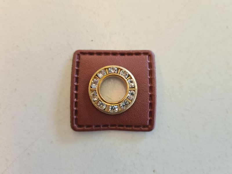 [890153.001] Öse mit Steinchen 8 mm Braun