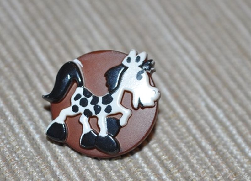 Knopf Pferd mit Öse braun