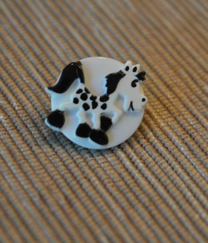 Knopf Öse Pferd weiß