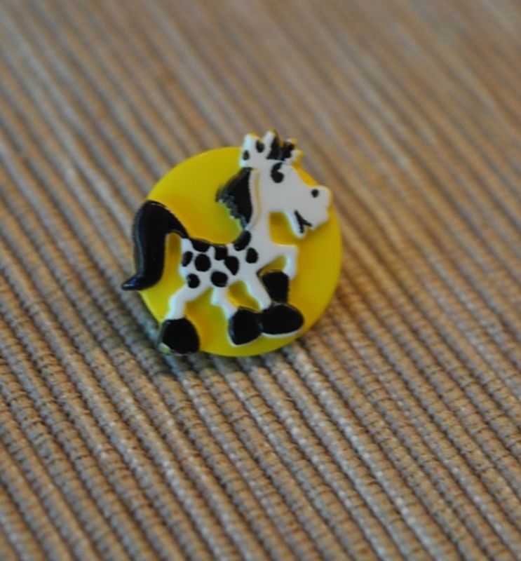 Knopf Pferd mit Öse gelb
