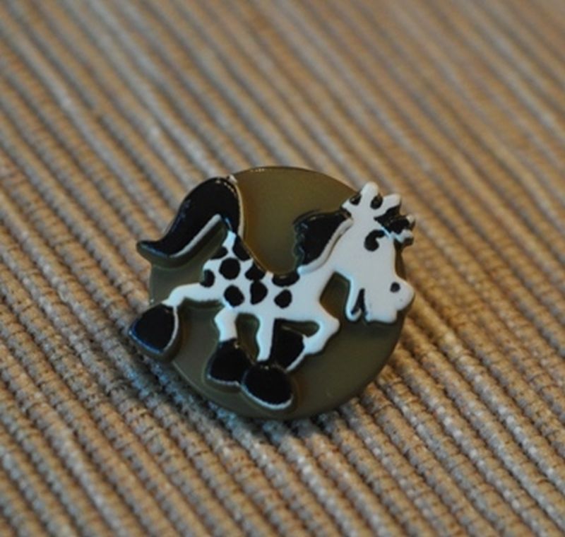 Knopf Pferd mit Öse oliv