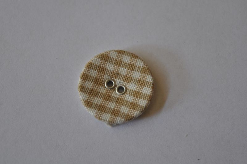 Knopf mit Stoff bezogen hellbraun
