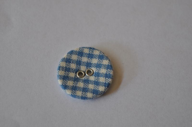 Knopf mit Stoff bezogen blau