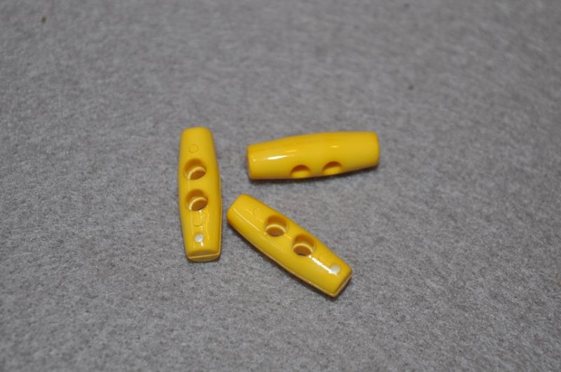 Polyesterknebel 2-Loch 2cm gelb