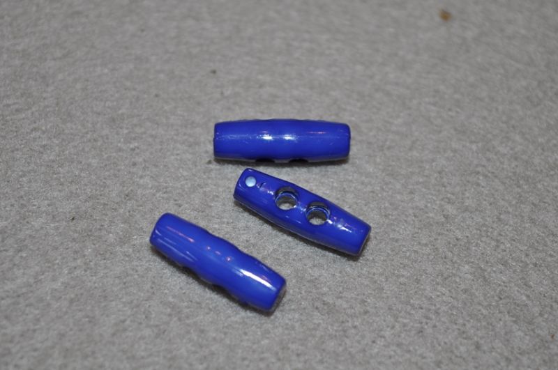 Polyesterknebel 2-Loch 2cm royal