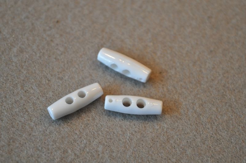 Polyesterknebel 2-Loch 2cm weiß