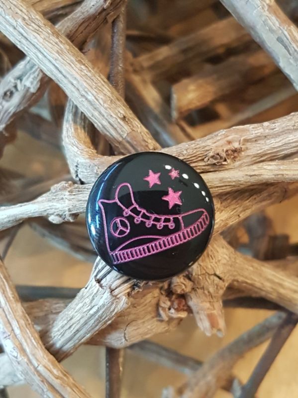 Knopf schwarz mit Sneaker