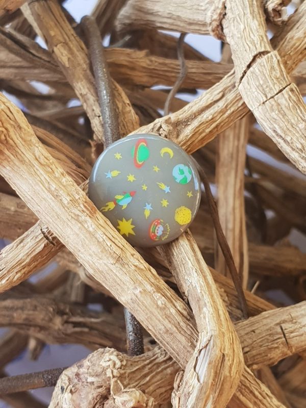 Knopf Polyester Weltall grau 15mm