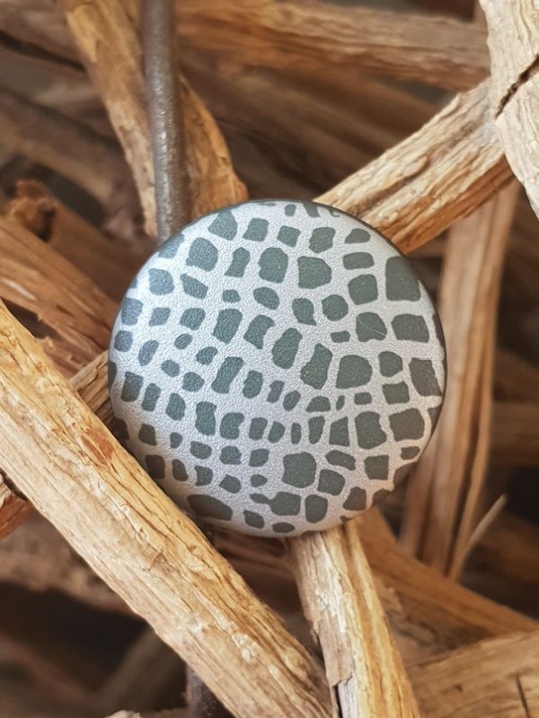 Knopf 20mm Öse Polyester Muster oliv/silber