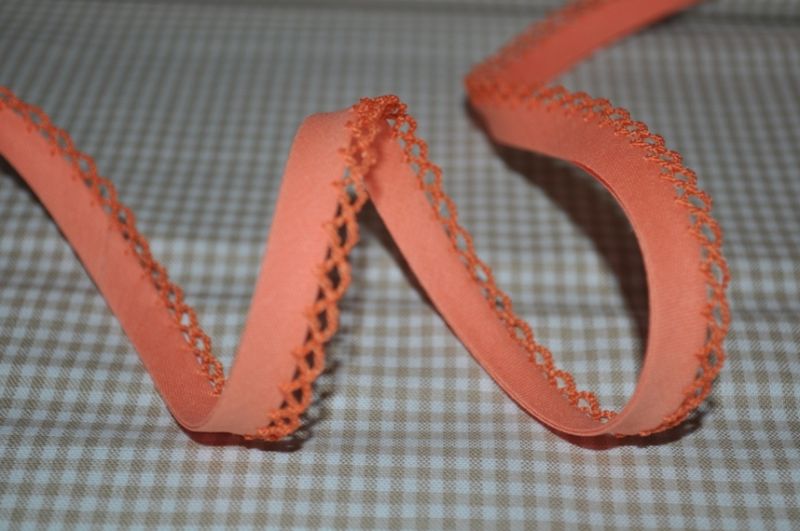 Schrägband uni mit Häkelborte lachs