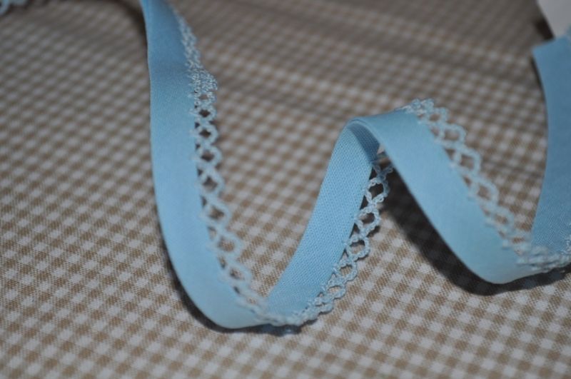 Schrägband uni mit Häkelborte babyblau