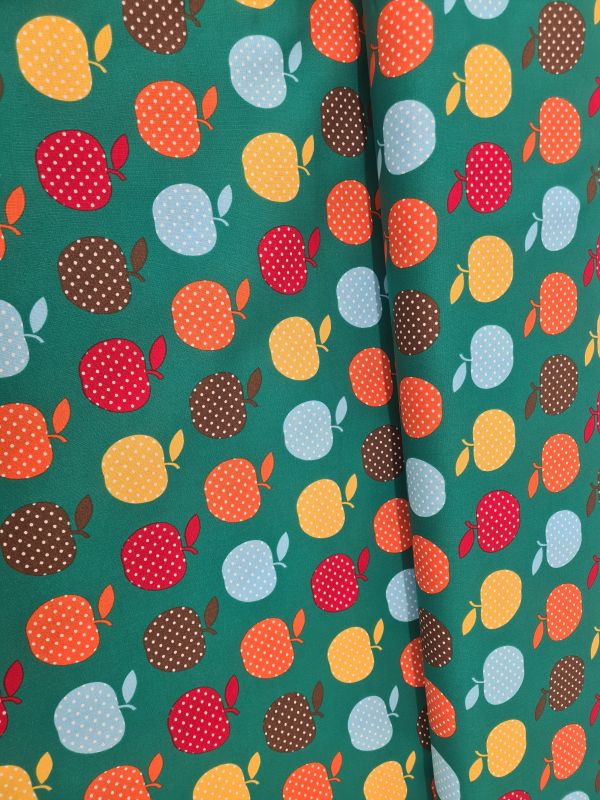 Baumwolle grün mit bunten Äpfeln