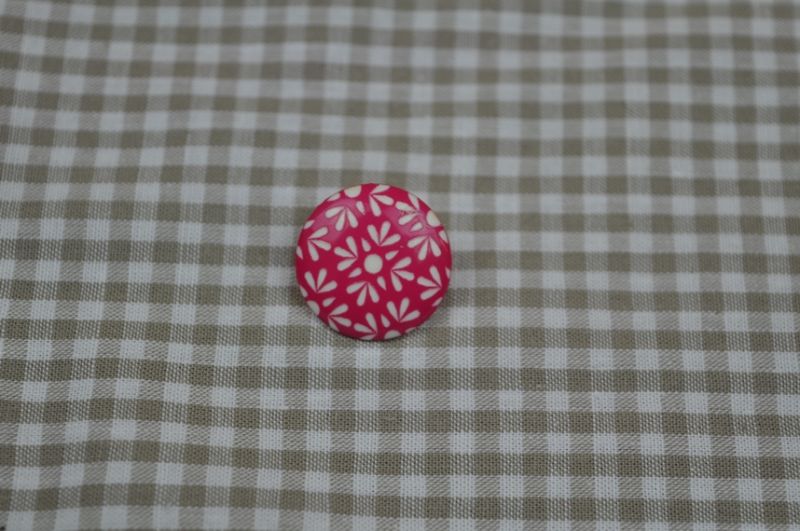 Knopf Tante Ema Blumenmuster Fuchsia