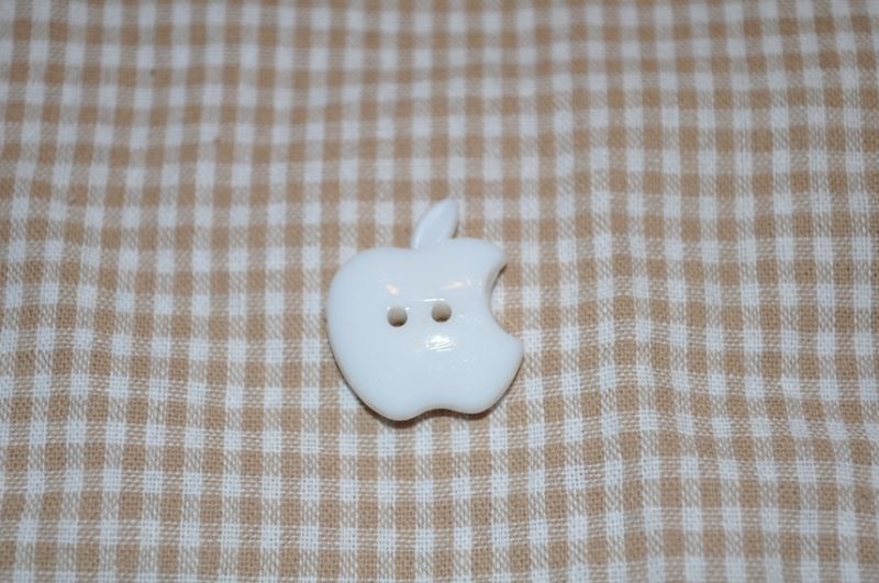 Knopf 25mm 2-Loch Bitten Apple groß weiß