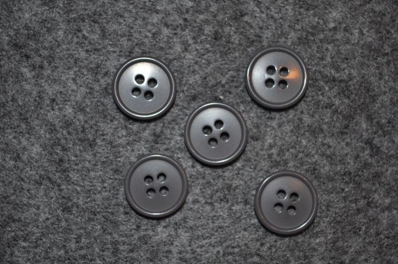 Knopf 15mm 4-Loch grau