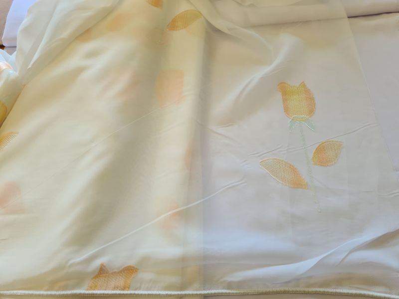 Polyster Gardine Ecru mit Aprikot Tulpen mit Gewicht 250 cm breit