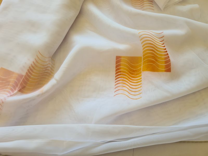 Polyster Gardine Weiß mit grafischen Wellen mit Gewicht 250 cm breit