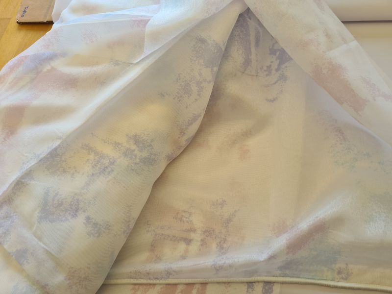 Polyster Gardine Weiß mit grafischem Batik hellblau mit Gewicht 250 cm breit