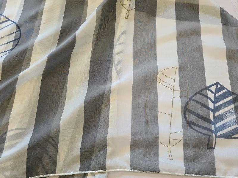 Polyster Gardine Streifen und Blätter mit Gewicht 250 cm breit