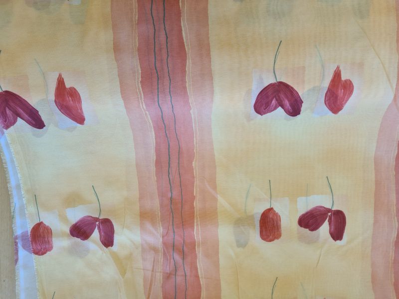 Chifon mit Streifen und Pinsel gemalten Blumen
