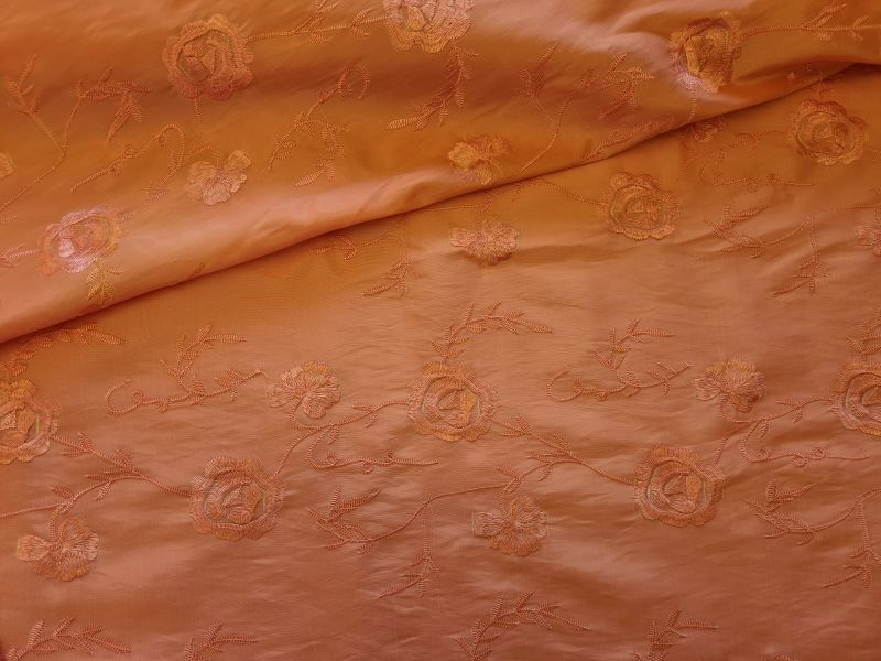 Taft mit gestickten Rosen Rosa