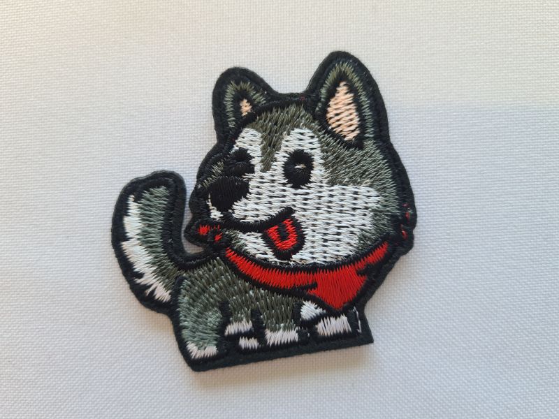 Applikation/Bügelbild Hund mit rotem Halztuch