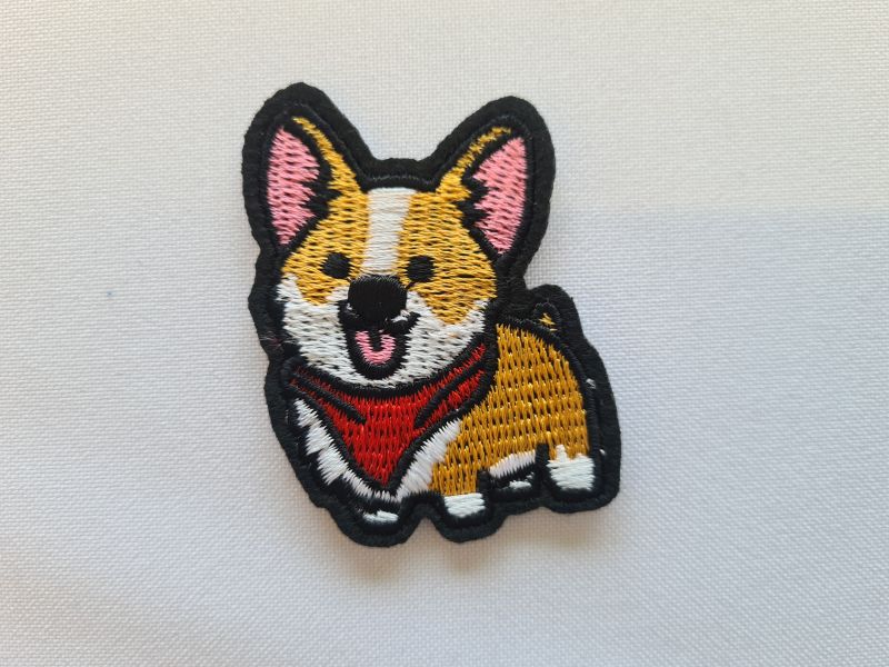 Applikation/Bügelbild heller Hund mit rotem Tuch