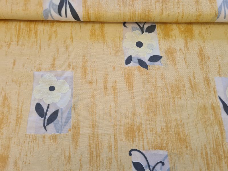 Dekostoff mit Chiffon Fenstern und Blumen