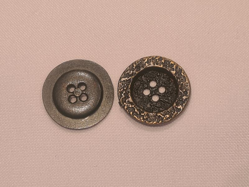 Knopf 12mm 4-Loch Metall Hammerschlagoptik Schwarz/Gold