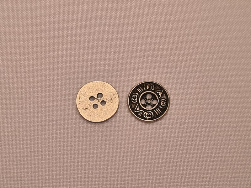 Knopf 14mm 4-Loch Zeichen am Rand Silber Matt