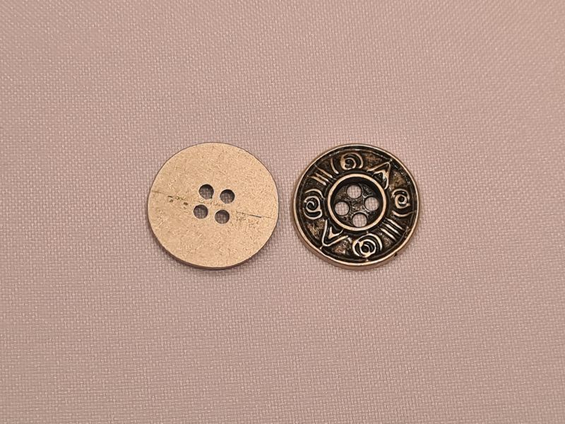 Knopf 20mm 4-Loch Zeichen am Rand Silber Matt