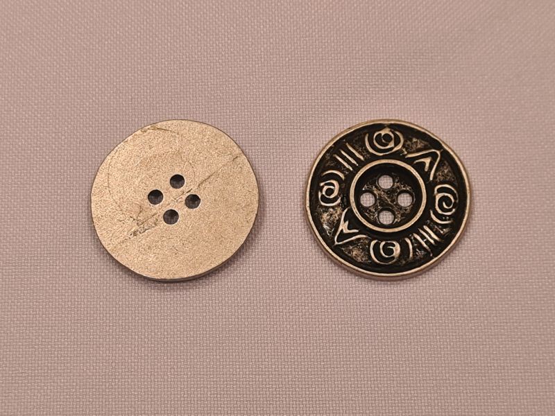 Knopf 24mm 4-Loch Zeichen am Rand Silber Matt