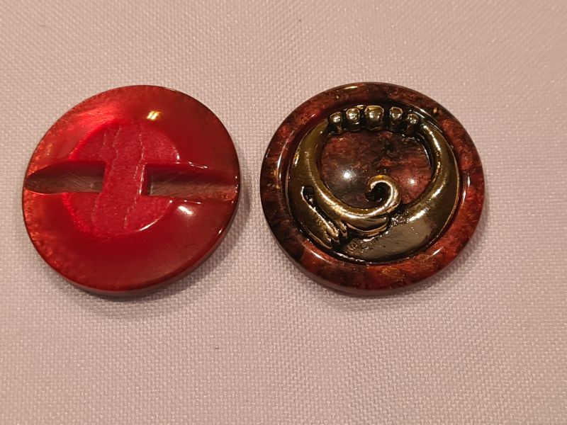 Knopf 27mm Öse Hornoptik mit Metallkranz rot
