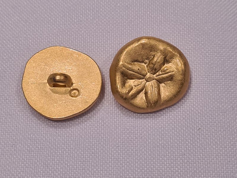 Knopf 17mm Öse Metall Nugget mit Blume gold