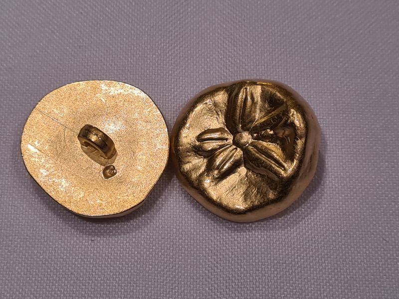 Knopf 24mm Öse Metall Nugget mit Blume gold