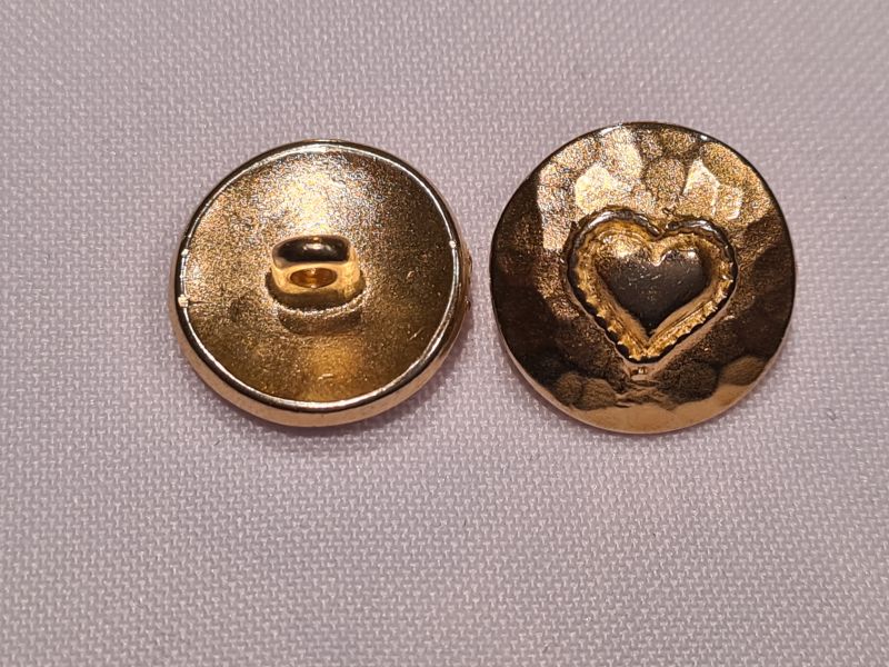 Knopf 18mm Öse Metall Hammerschlagoptik mit Herz gold