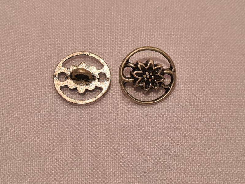 Knopf 15mm Öse Enzian gefräßt Silber Matt