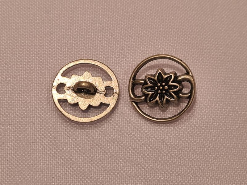 Knopf 18mm Öse Enzian gefräßt Silber Matt