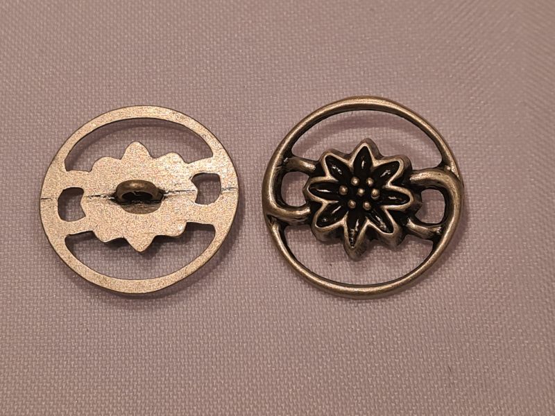 Knopf 25mm Öse Enzian gefräßt Silber Matt