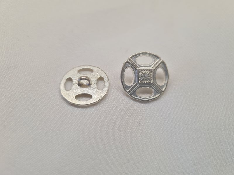 Knopf 19mm Öse Metall Filegran Schildoptik hell silber